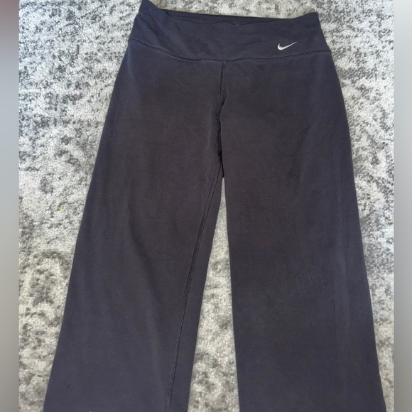 Nike Dri-FIT Black Yoga Pants Wide Leg Capri Stretch Activewear Size Medium - Picture 1 of 4